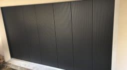 Porte de garage à déplacement latéral - Micro nervurée Noire - gamme QUADRAL - FAME